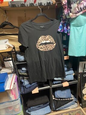 #013 size 00 torrid slim fit Black Tee with Leopard Print Lip Graphic